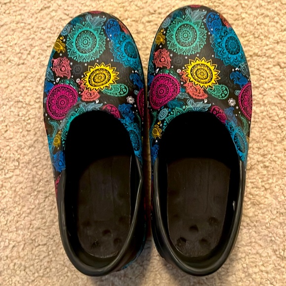 Crocs Clogs - Picture 2 of 6